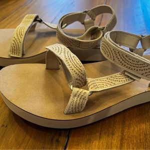 Women’s TEVA sandals natural, cream color with geometric shapes. Size 11